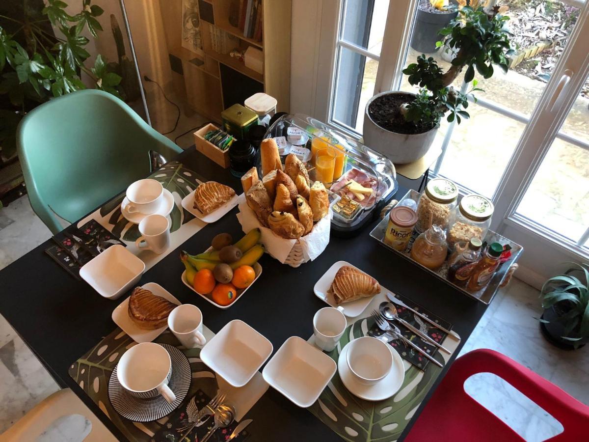 Les Nuits Victoriennes Acomodação com café da manhã Saint-Germain-du-Corbeis Exterior foto